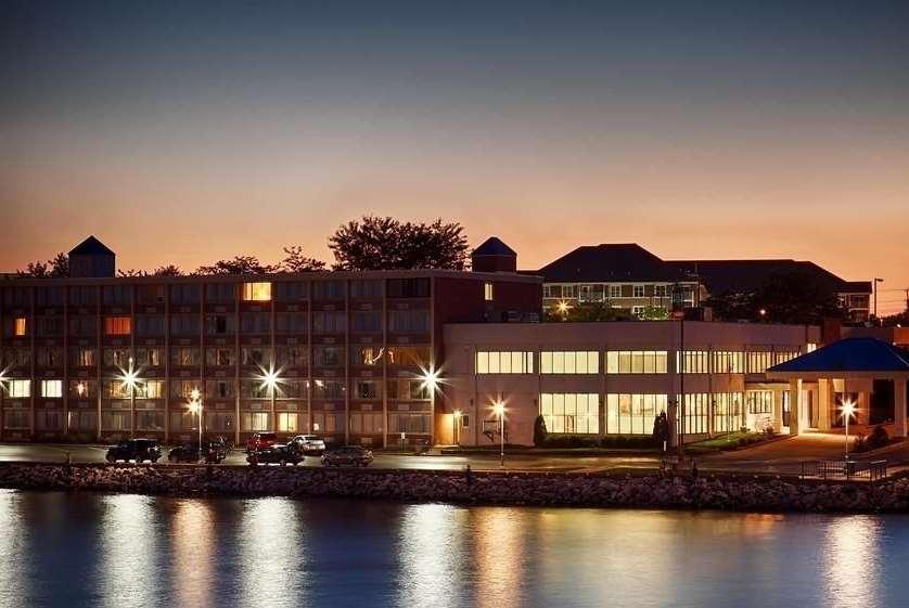 Wyndham Garden Kenosha Harborside Hotel Exterior photo