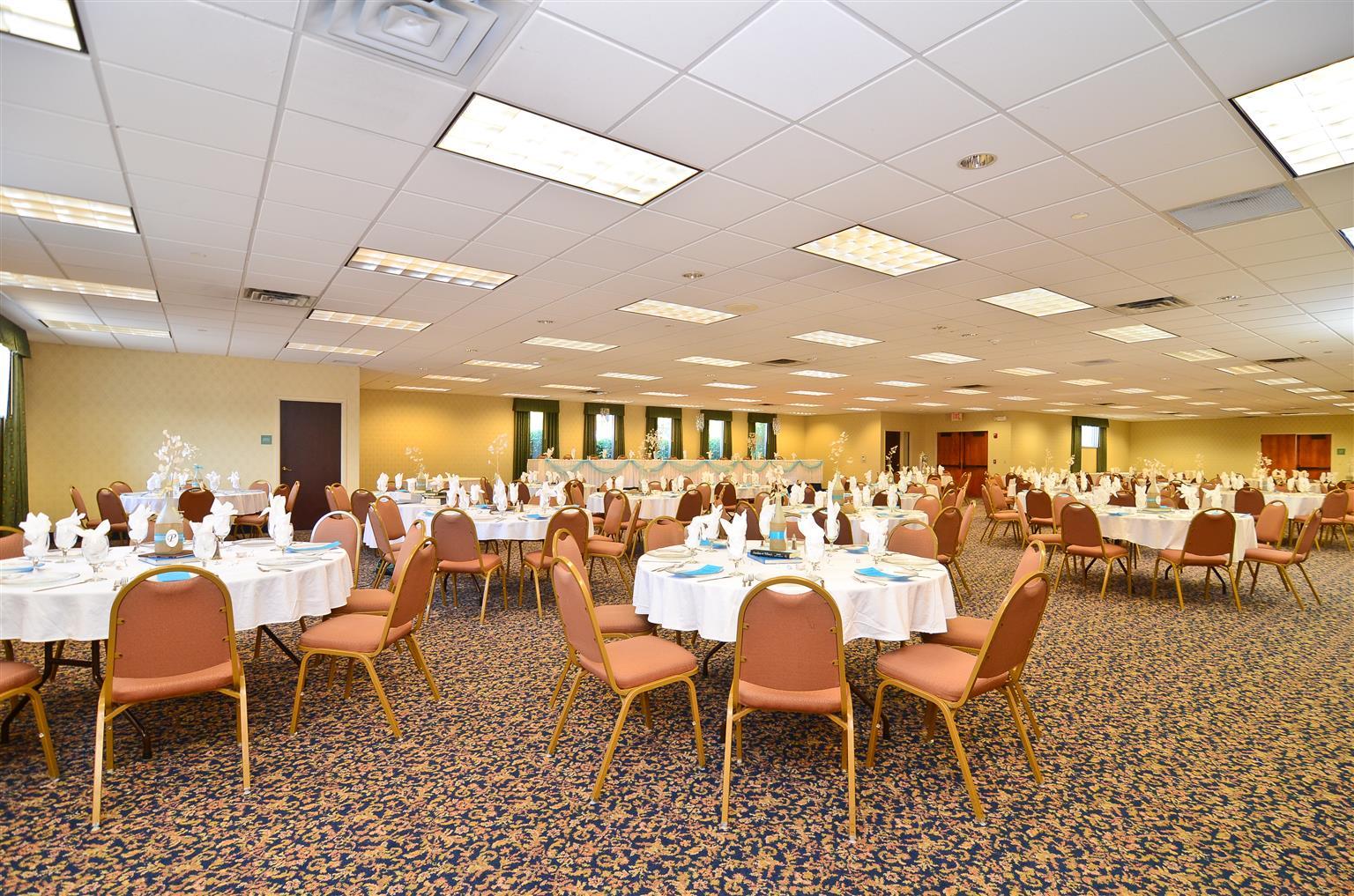 Wyndham Garden Kenosha Harborside Hotel Restaurant photo