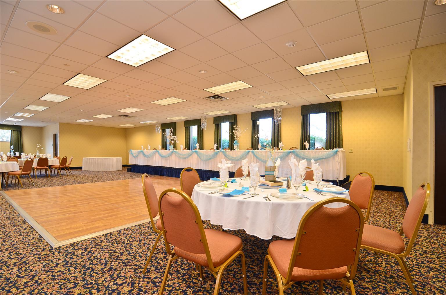 Wyndham Garden Kenosha Harborside Hotel Restaurant photo